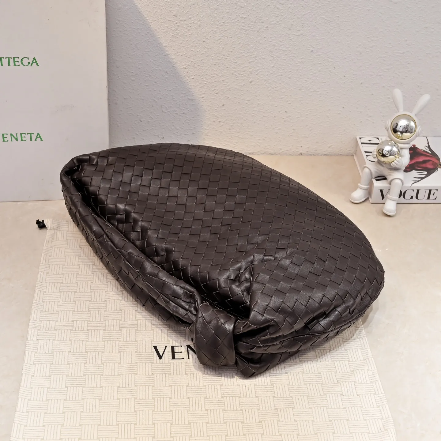 Batch 2360 #JODIE Oversized size comes out~ The shape is still the same fashionable and good-looking. It is made of classic sheepskin weaving. The iconic weaving has always been the most proud design of BV. The soft shape is super suitable for concave shapes~ Not only the size has been changed, but the quality details are also more refined. The shape is more round and Q. The large size has more styles. It is not only practical and can fit everything, but also can carry Jodie’s fashionable concave shape. It is really practical and fashionable. It is awesome in capital letters!  Size: 54*50*20cm Model: 6699